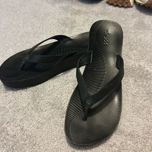 Like New Olukai platform sandals